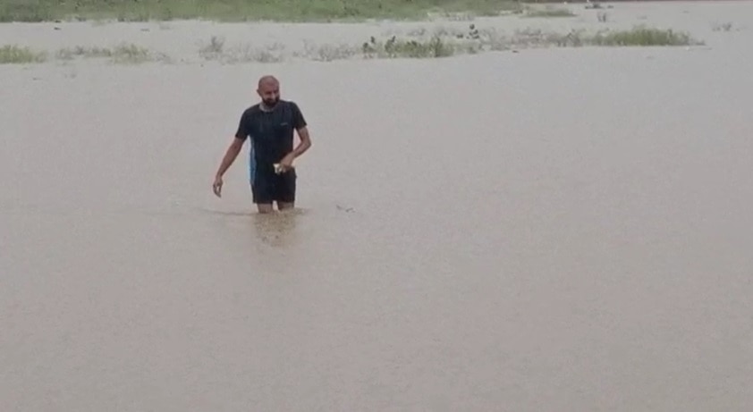 कमर भर पानी भर आया