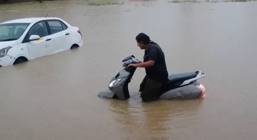 पानी में स्कूटी बंद