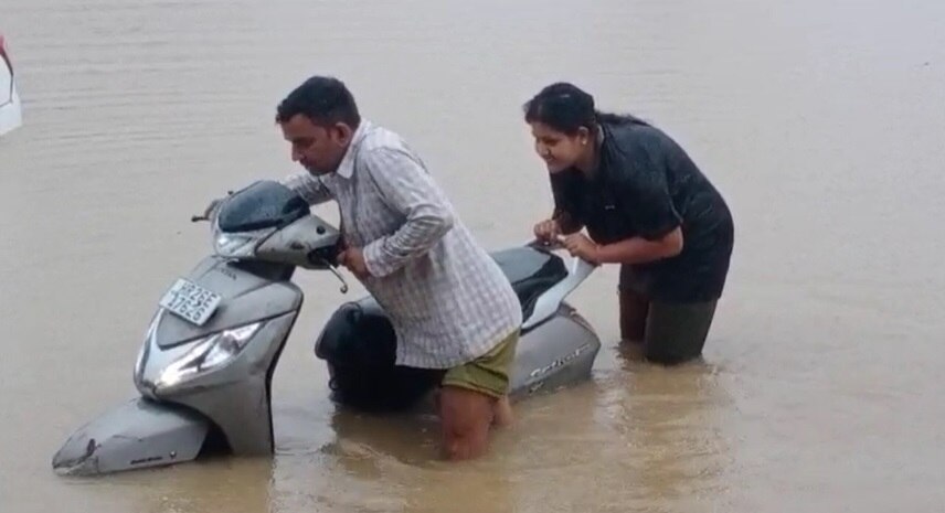 सड़क पर सैलाब