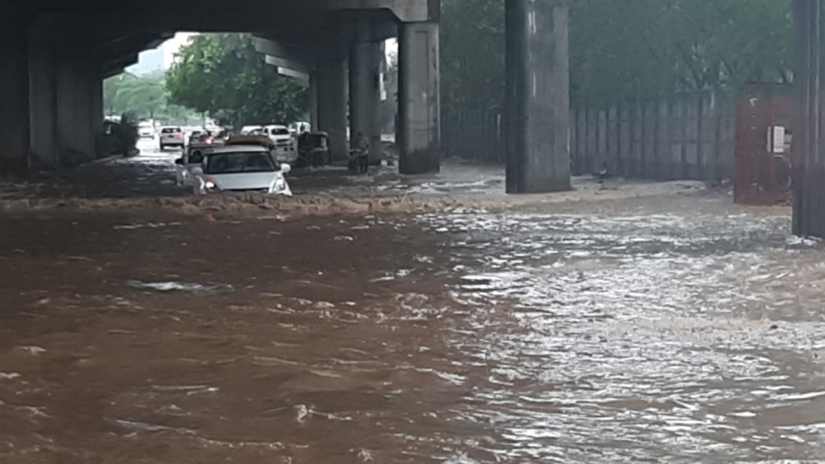 दिल्ली के द्वारका इलाके में चलते- चलते एक कार जमीन में धंस गई कार 