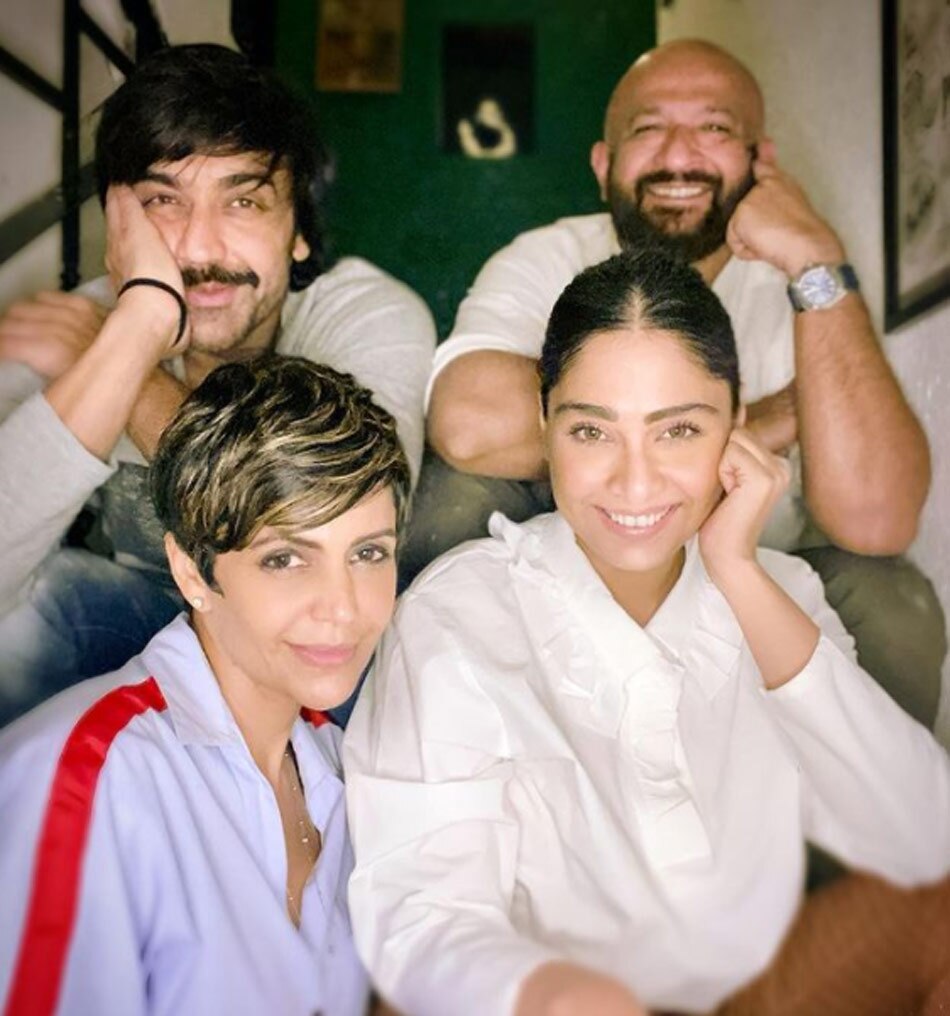 मंद‍िरा बेदी-राज कौशल दोस्तों के साथ 