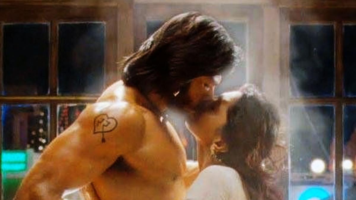 किस एक्ट्रेस ने दिया था पहला किसिंग सीन? ये हैं बॉलीवुड के वायरल सीन