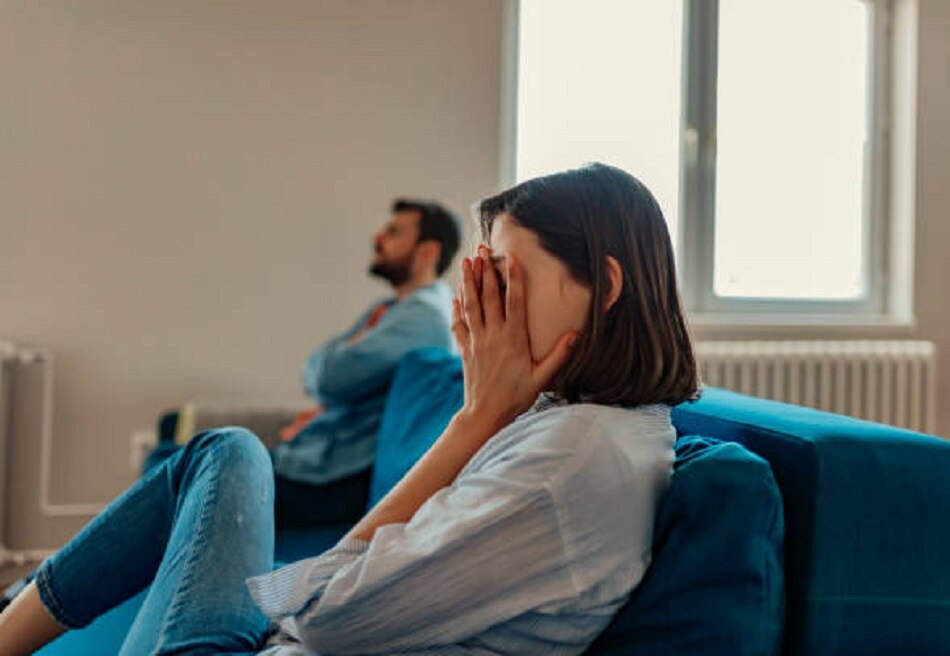 पार्टनर की पोर्न एडिक्शन से परेशान महिला