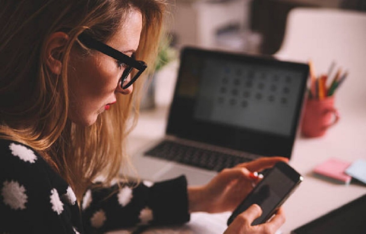 पार्टनर की पोर्न एडिक्शन से परेशान महिला