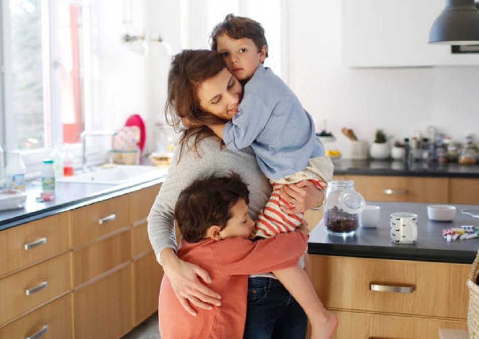 मजबूरी में धोखेबाज पति को बर्दाश्त कर रही महिला