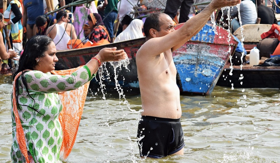 अक्षत मिलाकर जल चढ़ाएं9