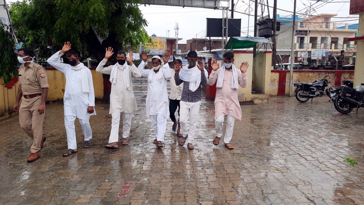 fear of CM Yogi 6 gangsters reached the police station