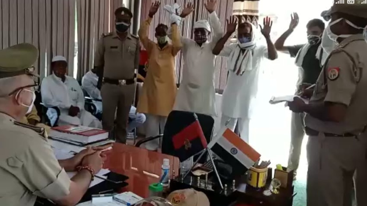 fear of CM Yogi 6 gangsters reached the police station