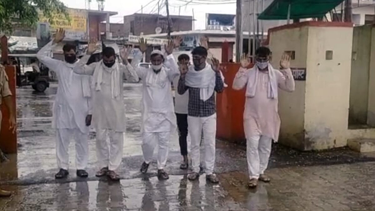 fear of CM Yogi 6 gangsters reached the police station