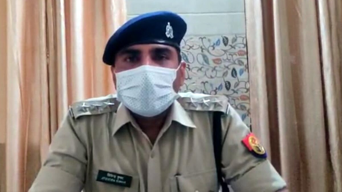 fear of CM Yogi 6 gangsters reached the police station