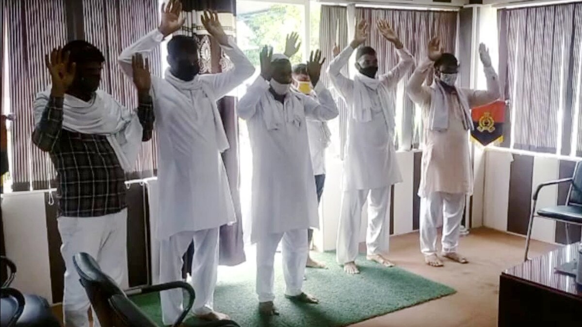 fear of CM Yogi 6 gangsters reached the police station