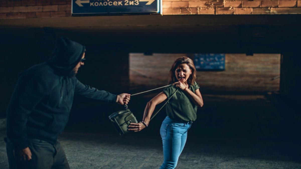 दिनदहाड़े राहगीर को लूटते वक्त उतर गई चोर की पैंट, फिर हुआ ये...