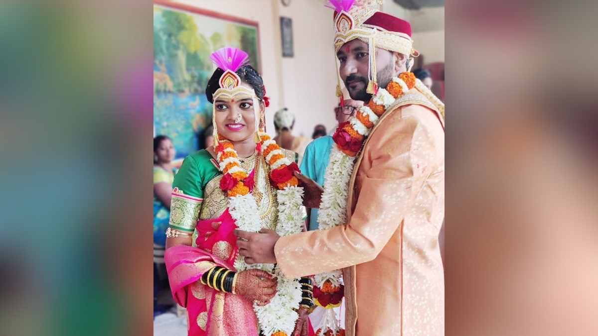 दुल्हन को बांहों में उठाकर दूल्हे ने कराया गृहप्रवेश