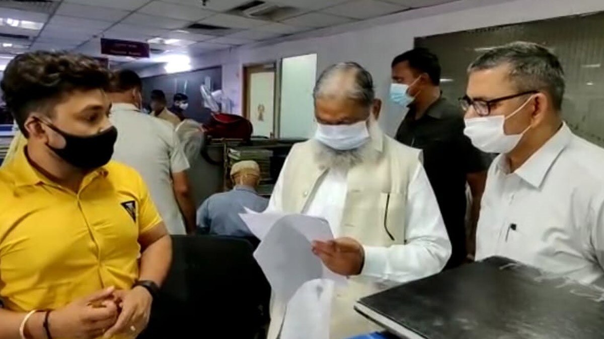 गृह मंत्री अनिल विज ने गुरुग्राम के नगर निगम कार्यालय का निरीक्षण 