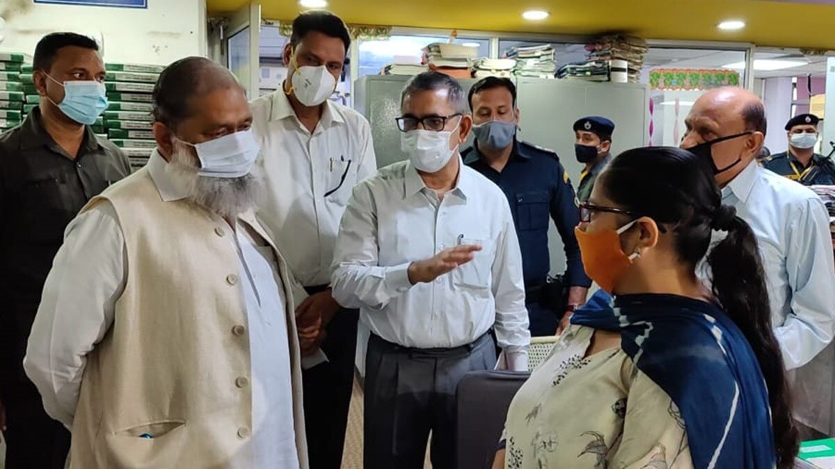 गृह मंत्री अनिल विज ने गुरुग्राम के नगर निगम कार्यालय का निरीक्षण 