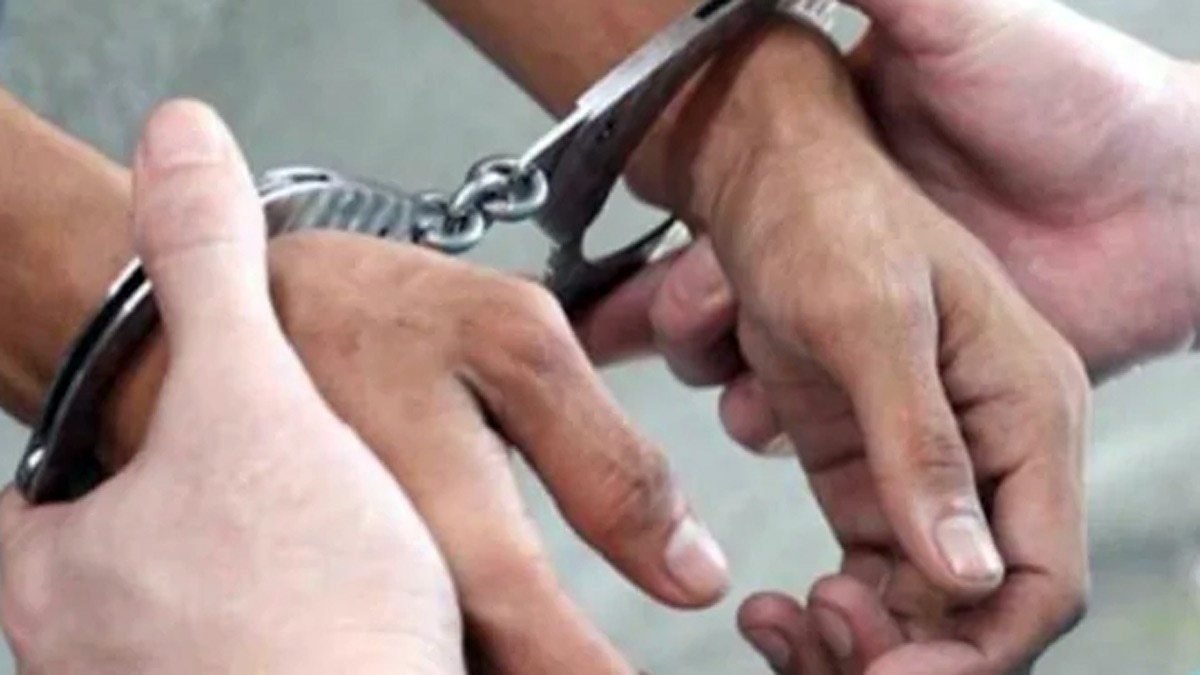 पति ने पत्नी को खाई से नीचे फेंका 