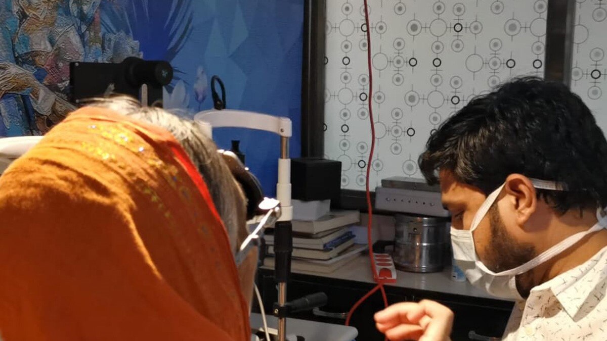 बुजुर्ग महिला का दावा कोरोना वैक्सीन लगाने के बाद दिखने लगा 