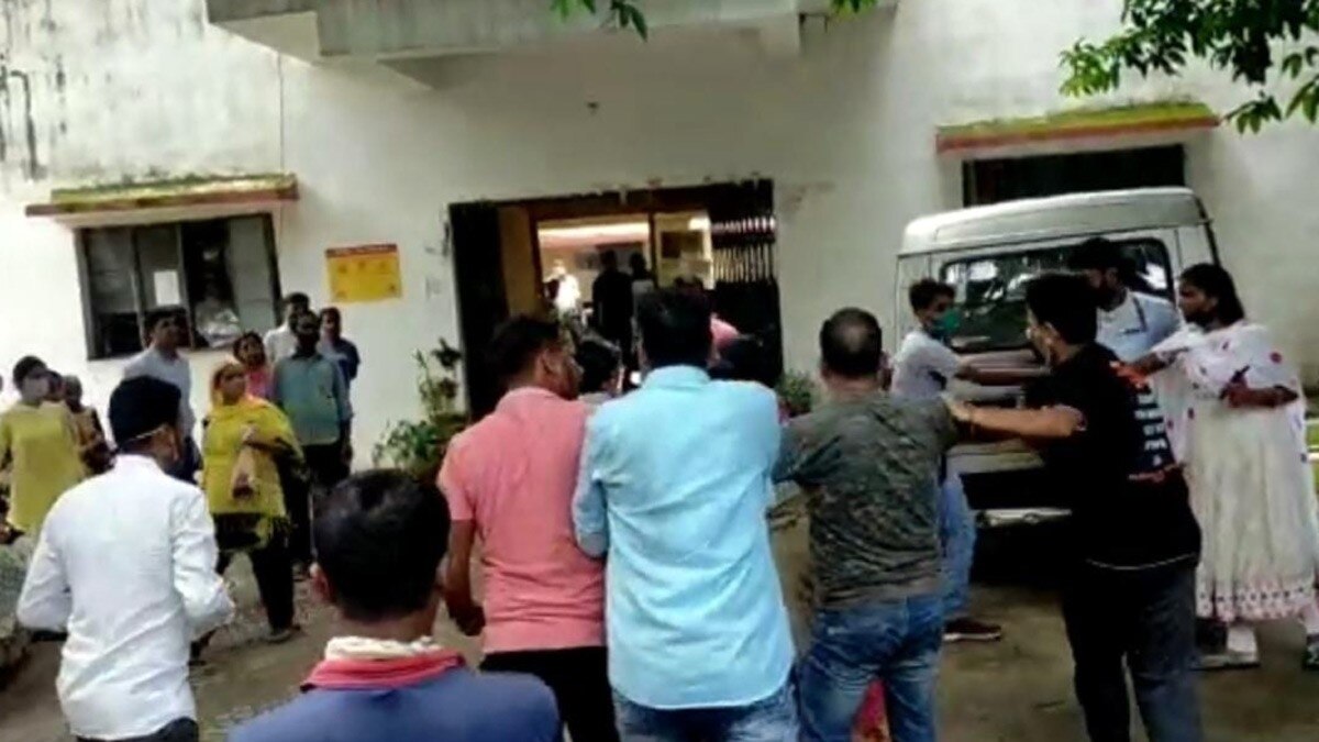 महिला थाना बना जंग का मैदान 