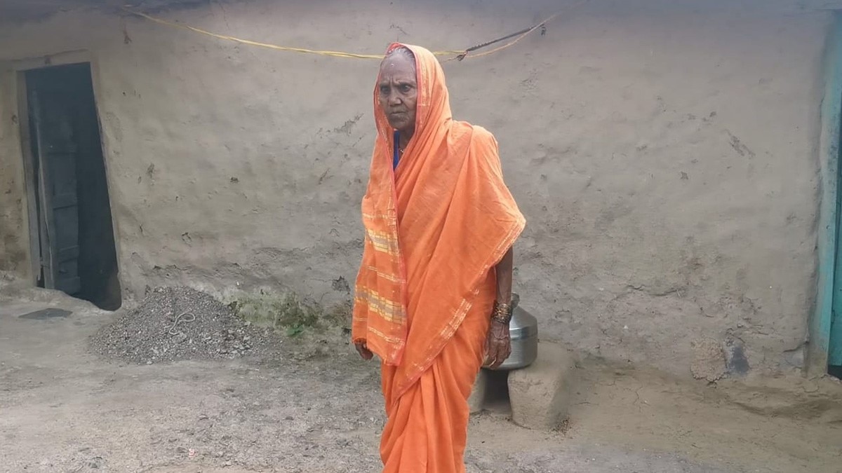 बुजुर्ग महिला का दावा कोरोना वैक्सीन लगाने के बाद दिखने लगा