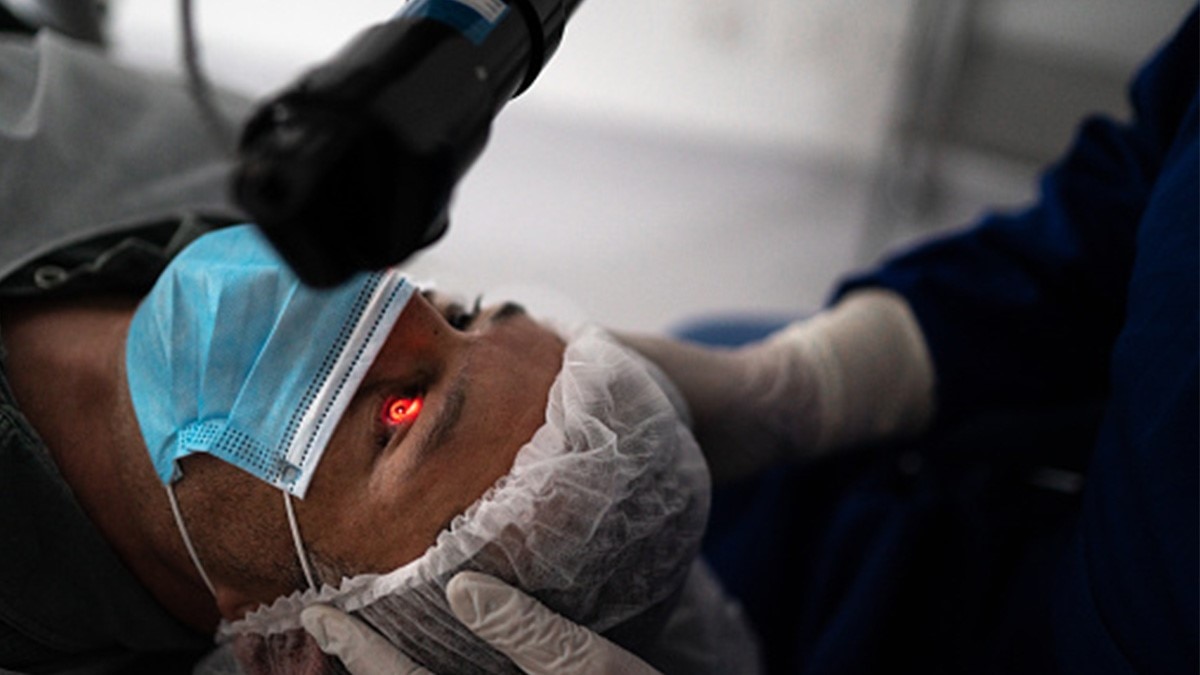   बुजुर्ग महिला का दावा कोरोना वैक्सीन लगाने के बाद दिखने लगा 