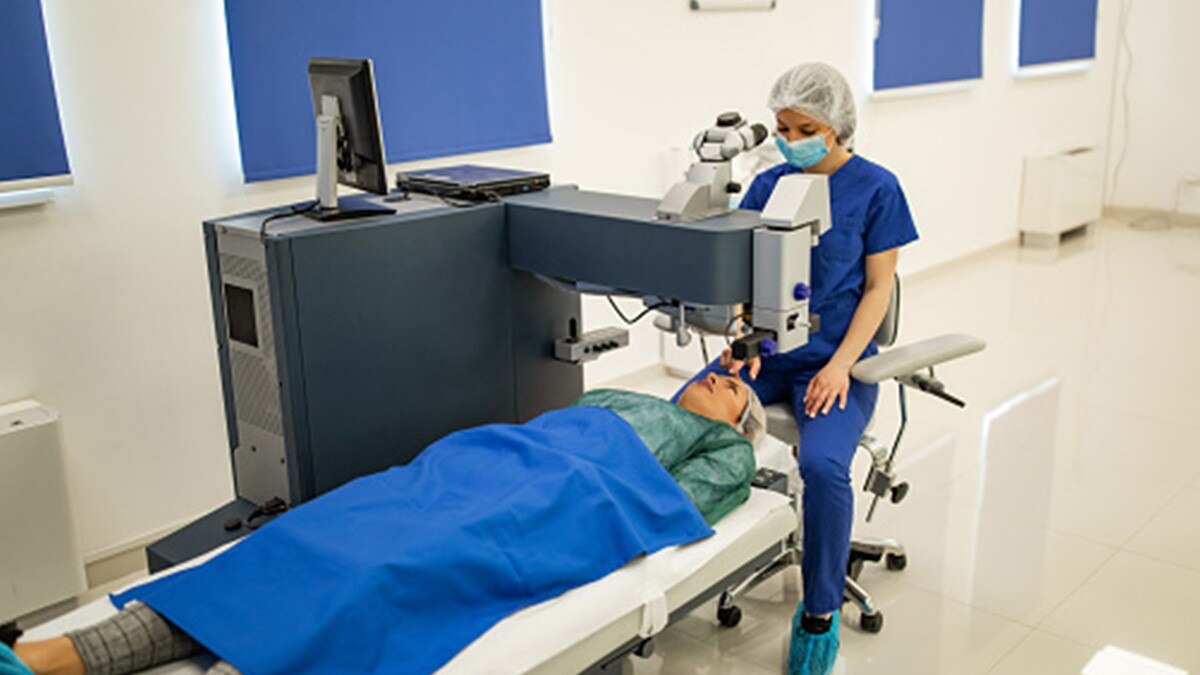  बुजुर्ग महिला का दावा कोरोना वैक्सीन लगाने के बाद दिखने लगा 