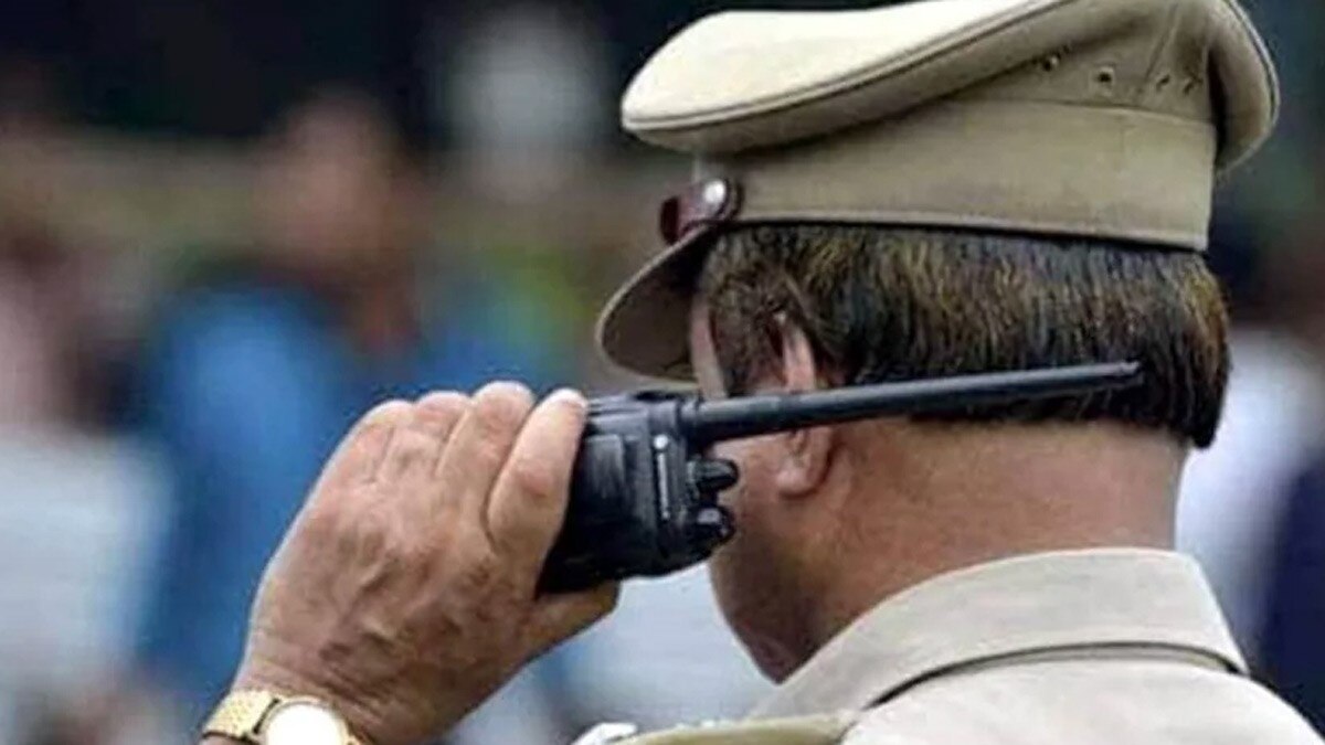 पति ने पत्नी को खाई से नीचे फेंका 