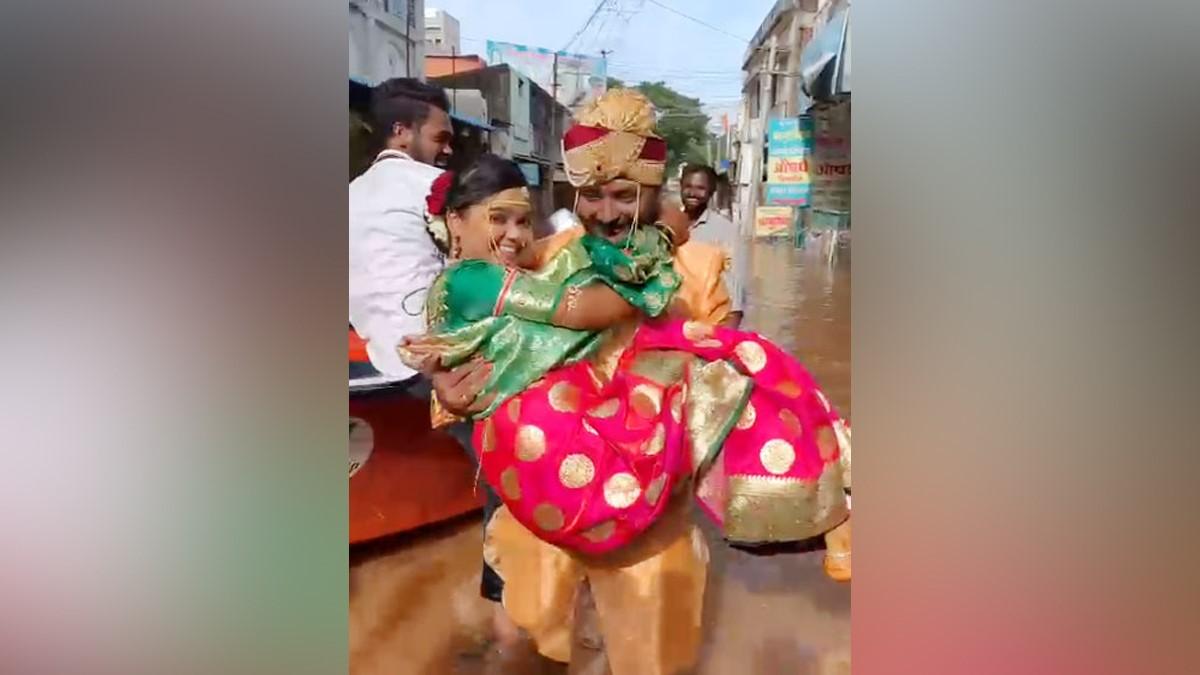 दुल्हन को बांहों में उठाकर दूल्हे ने कराया गृहप्रवेश