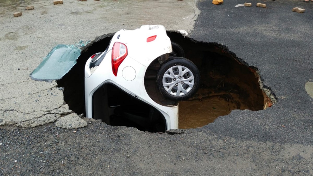 दिल्ली के द्वारका इलाके में चलते- चलते एक कार जमीन में धंस गई