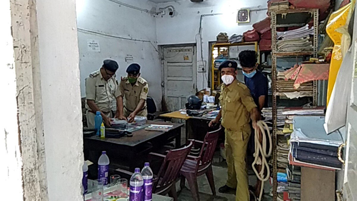  एटीएम क्लोनर को पुलिस ने रंगे हाथों पकड़ा 