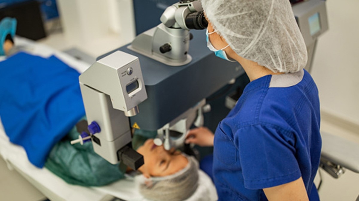 बुजुर्ग महिला का दावा कोरोना वैक्सीन लगाने के बाद दिखने लगा 