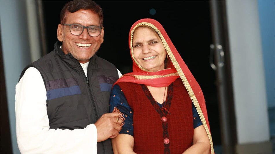 तीनों बहनों के माता पिता (aajtak.in) 