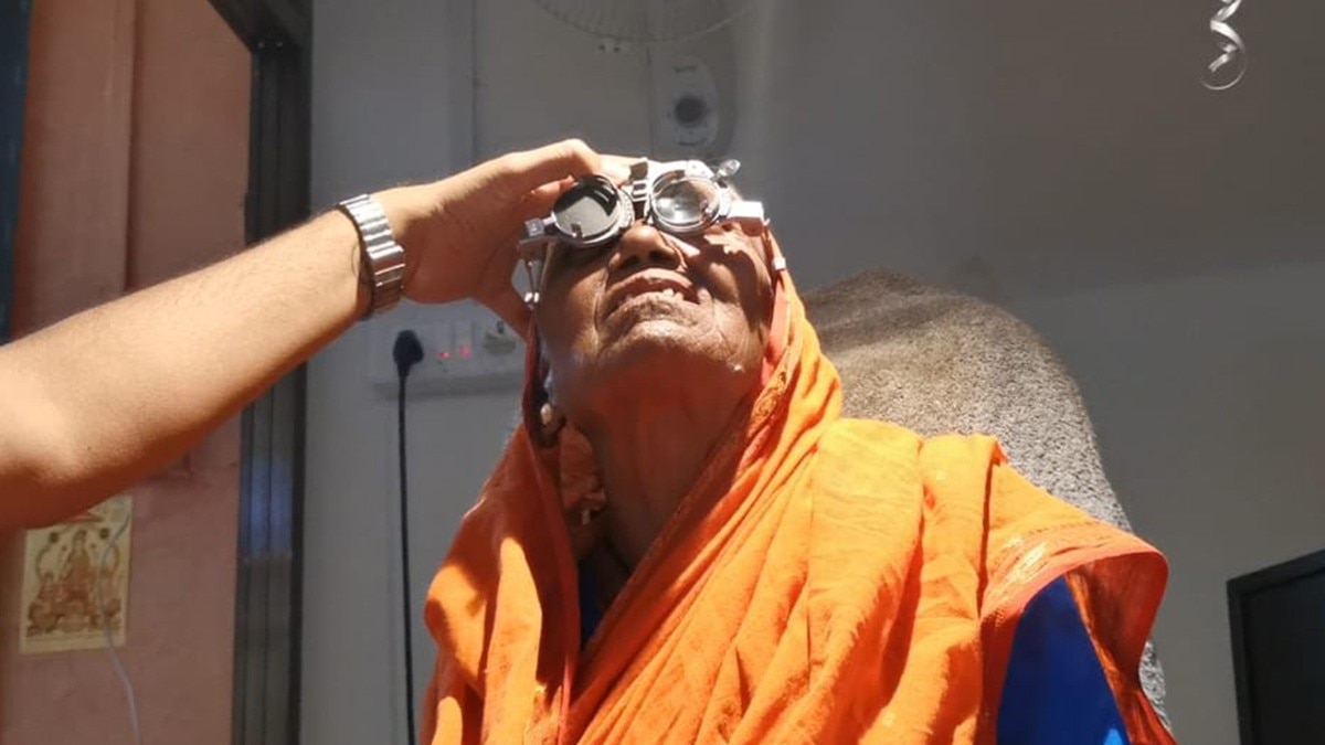 बुजुर्ग महिला का दावा कोरोना वैक्सीन लगाने के बाद दिखने लगा 