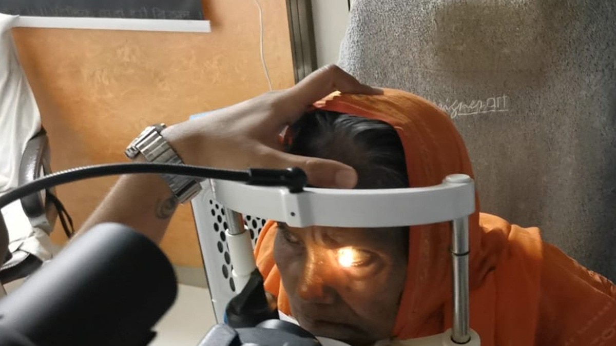 बुजुर्ग महिला का दावा कोरोना वैक्सीन लगाने के बाद दिखने लगा 