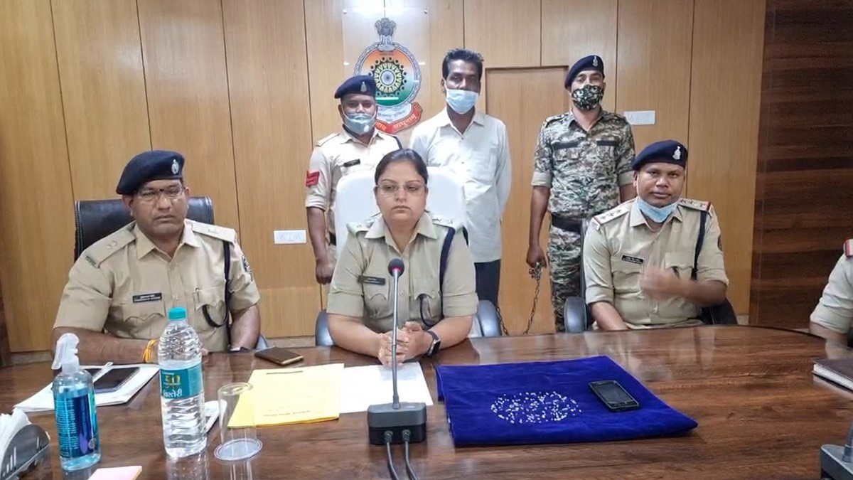 22 लाख के हीरे के साथ तस्कर गिरफ्तार 