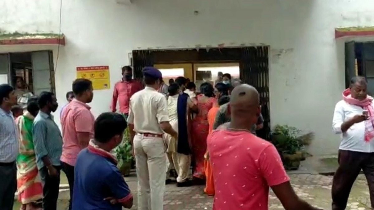 महिला थाना बना जंग का मैदान 