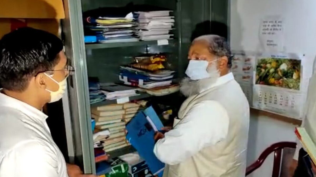 गृह मंत्री अनिल विज ने गुरुग्राम के नगर निगम कार्यालय का निरीक्षण 