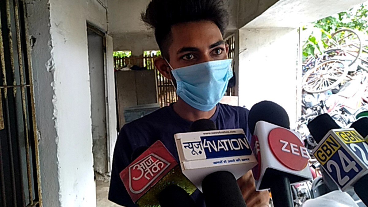 एटीएम क्लोनर को पुलिस ने रंगे हाथों पकड़ा 