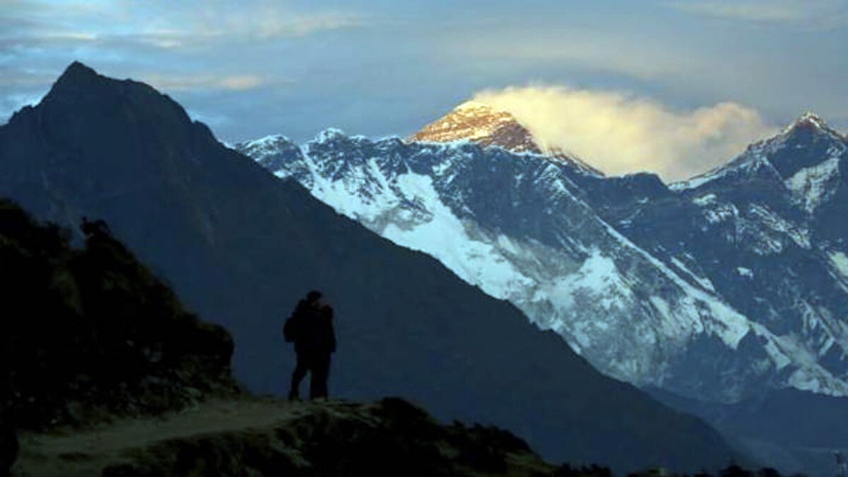  पति ने पत्नी को खाई से नीचे फेंका 