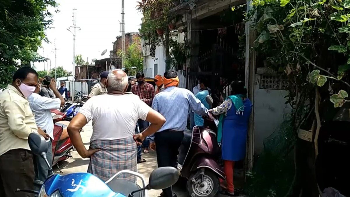 बुजुर्ग ने पत्नी और बहू को मौत के घाट उतारा 