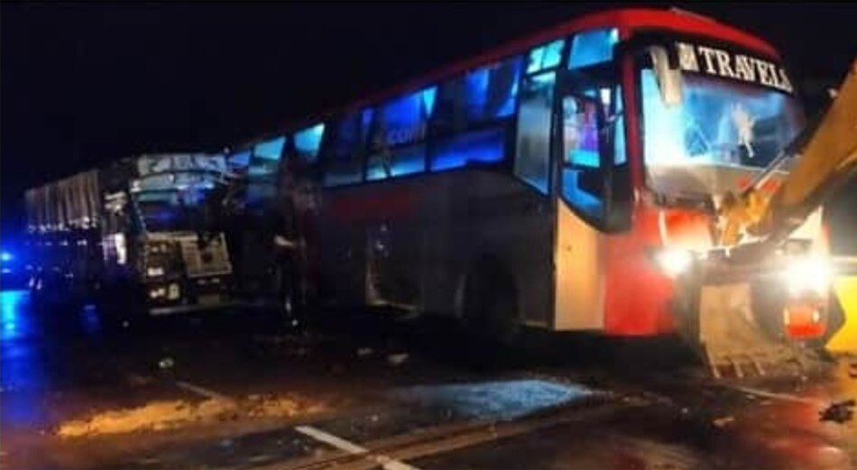 लखनऊ-अयोध्या हाईवे पर भीषण सड़क हादसे में 18 बस यात्रियों की मौत