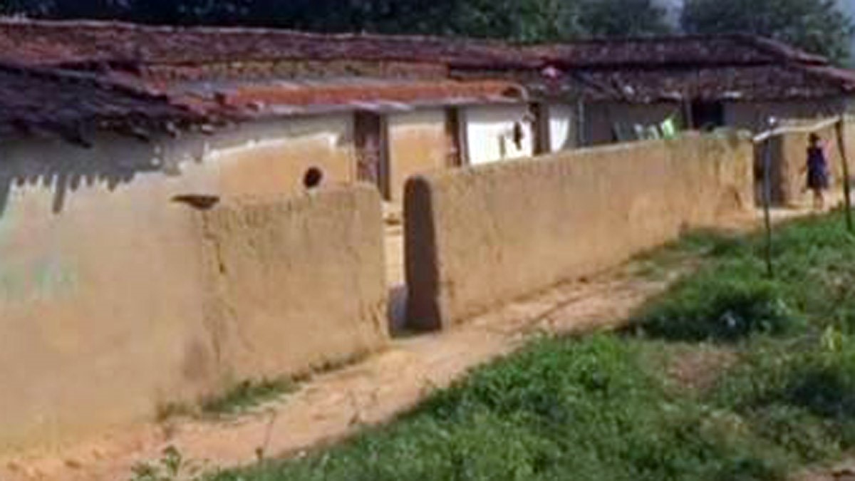 पीरियड्स के समय महिलाओं को रहना होता है हर चीज से दूर