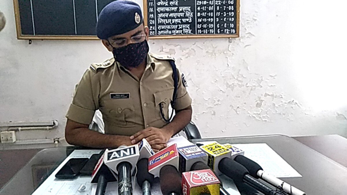 एटीएम क्लोनर को पुलिस ने रंगे हाथों पकड़ा 