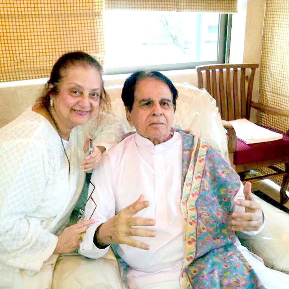 द‍िलीप कुमार, पत्नी सायरा बानू के साथ 