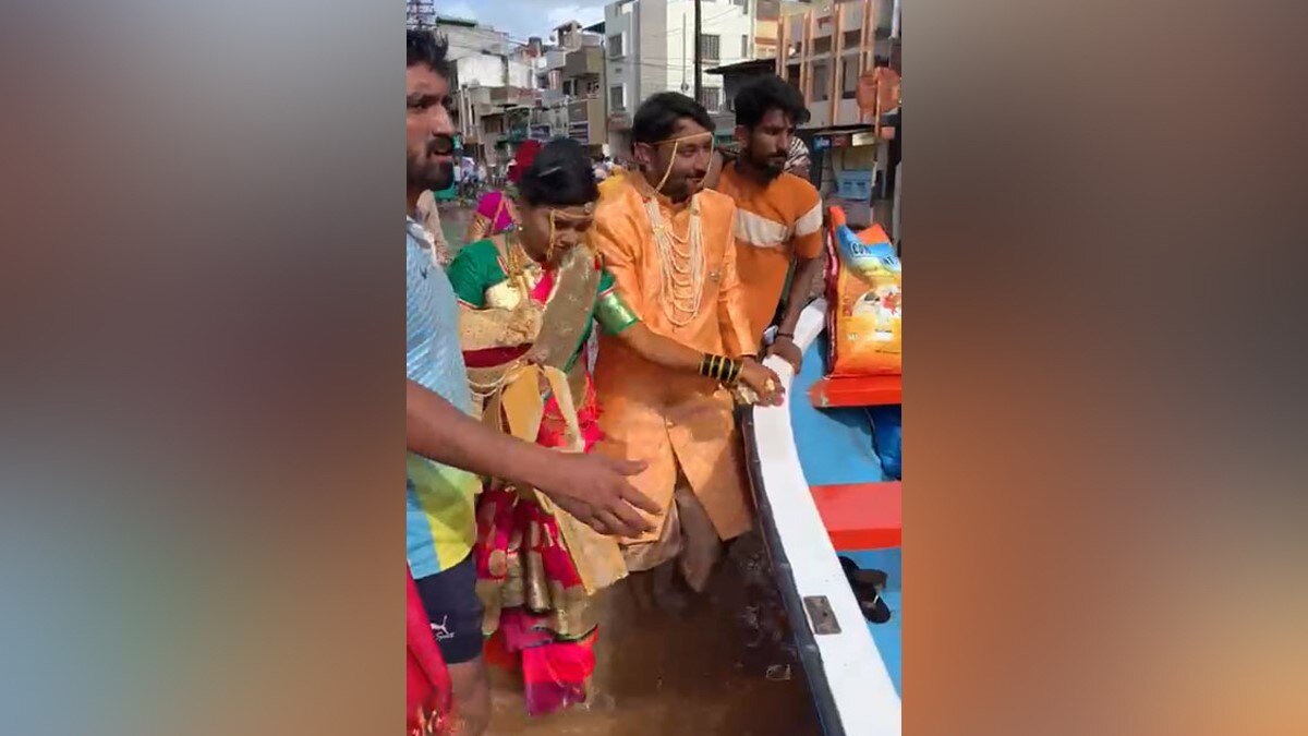 दुल्हन को बांहों में उठाकर दूल्हे ने कराया गृहप्रवेश