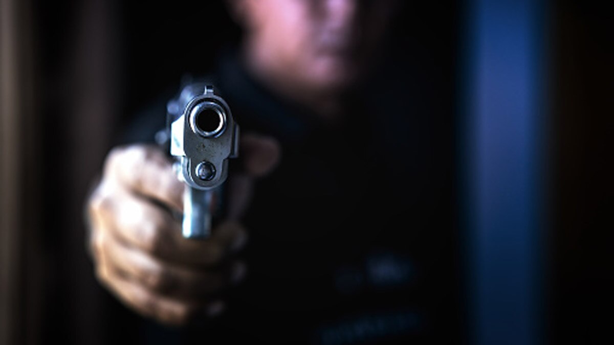 गर्लफ्रेंड को इम्प्रेस करने के लिए फूल की जगह पिस्तौल ले गया प्रेमी 