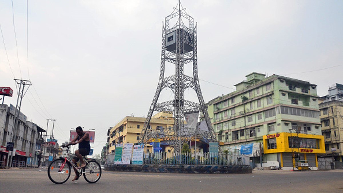  गर्लफ्रेंड को इम्प्रेस करने के लिए फूल की जगह पिस्तौल ले गया प्रेमी 