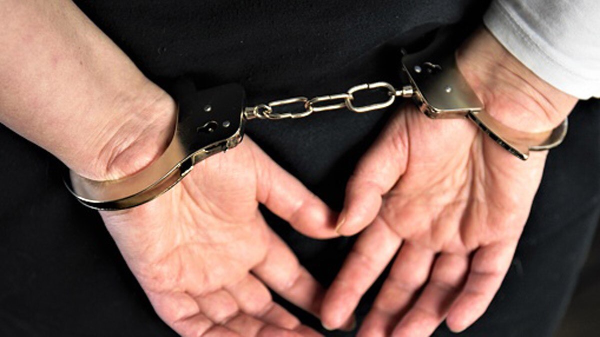 गर्लफ्रेंड को इम्प्रेस करने के लिए फूल की जगह पिस्तौल ले गया प्रेमी 