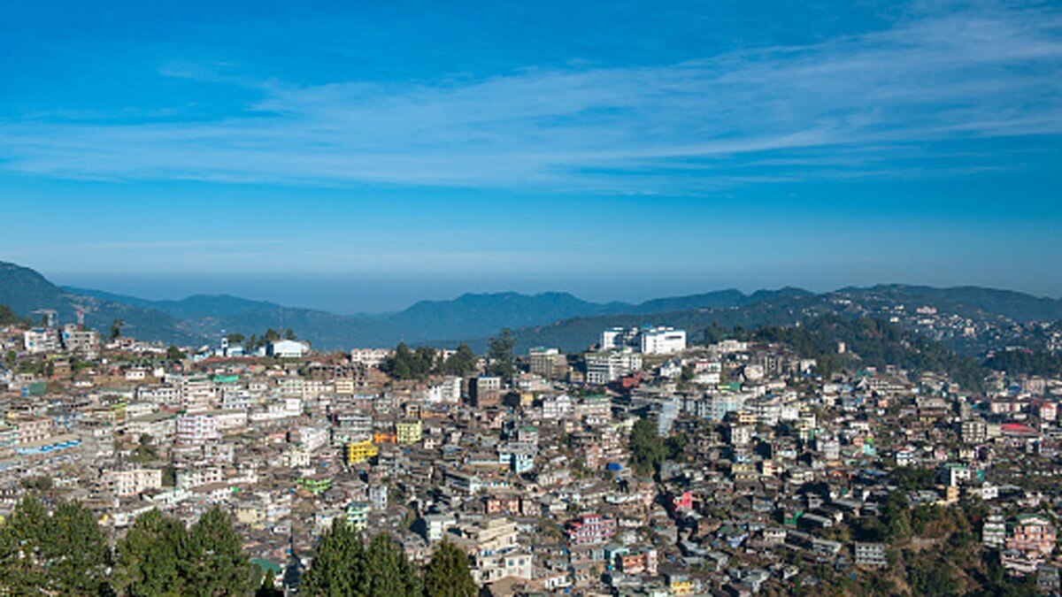 गर्लफ्रेंड को इम्प्रेस करने के लिए फूल की जगह पिस्तौल ले गया प्रेमी 