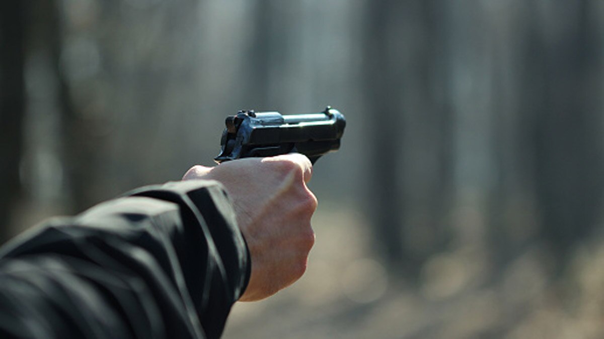 गर्लफ्रेंड को इम्प्रेस करने के लिए फूल की जगह पिस्तौल ले गया प्रेमी 