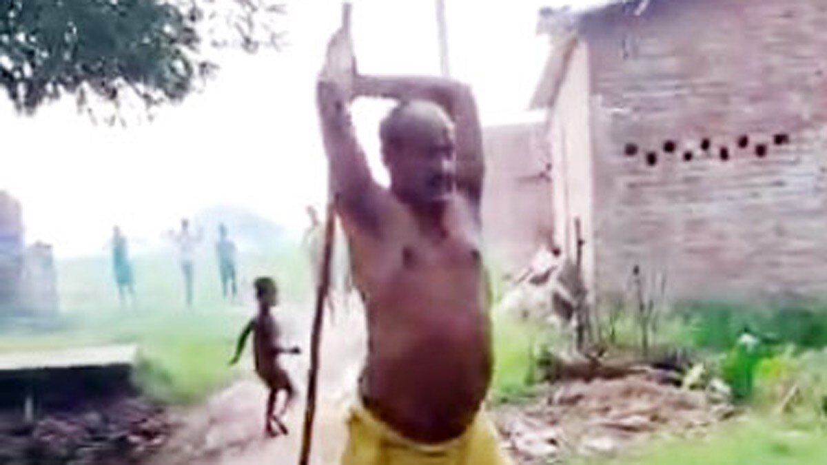 बीच सड़क महिला की पिटाई